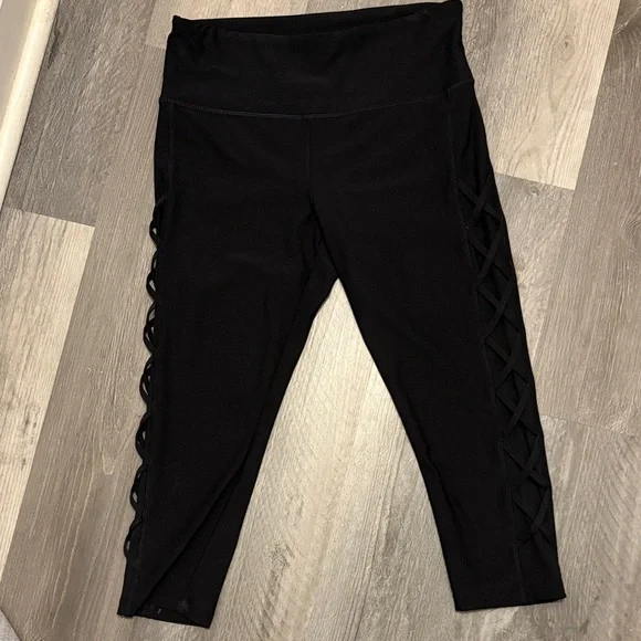 3/30 ❤️ VOGO Athletica Black Capris with Side Detail Size M - Picture 1 of 3
